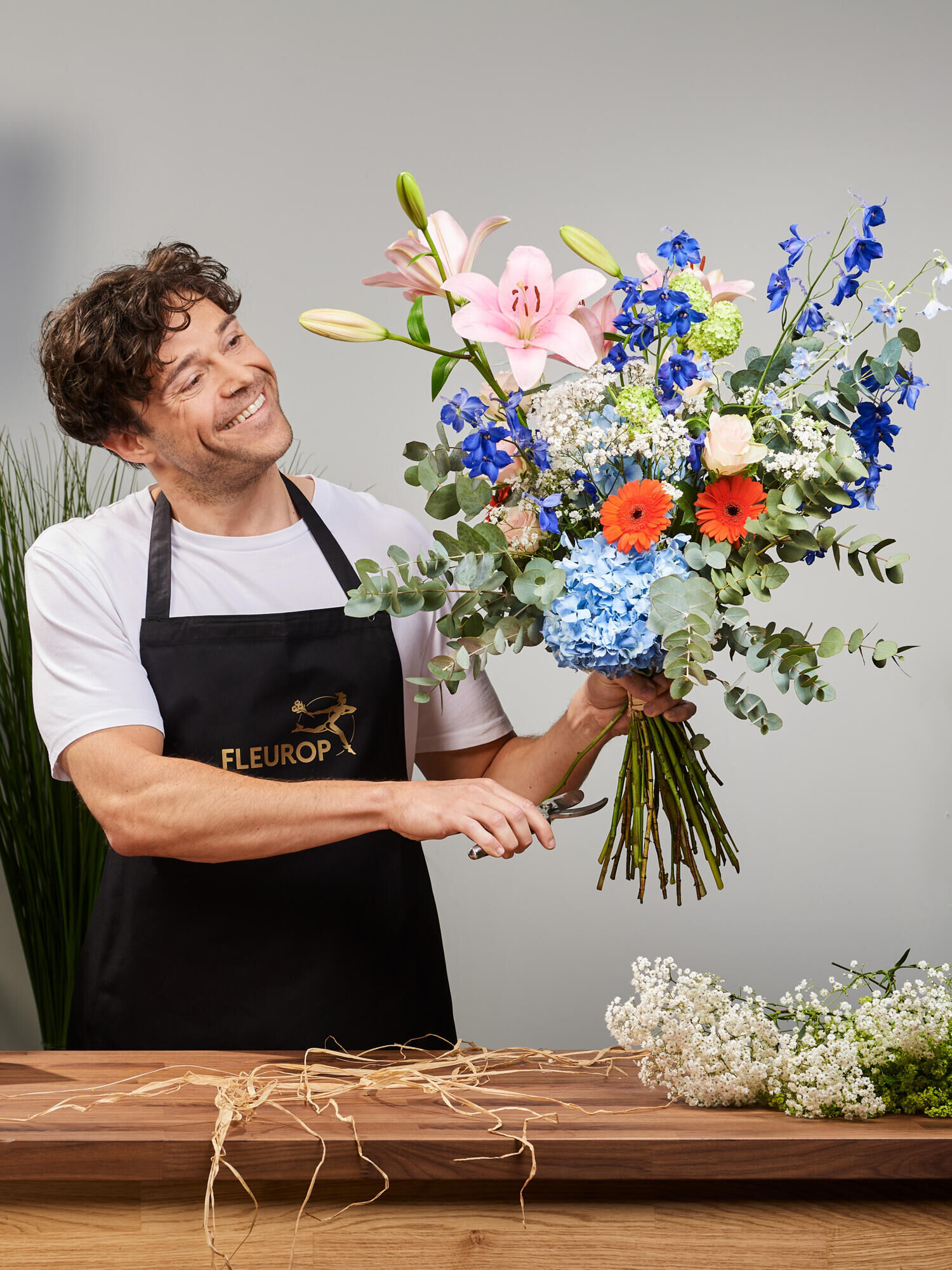 Für meine Alltagsheldin - Hauptblüte: Germini, Hortensien, Lilien, Rosen - Hauptfarbe: Blau, Orange, Rosa