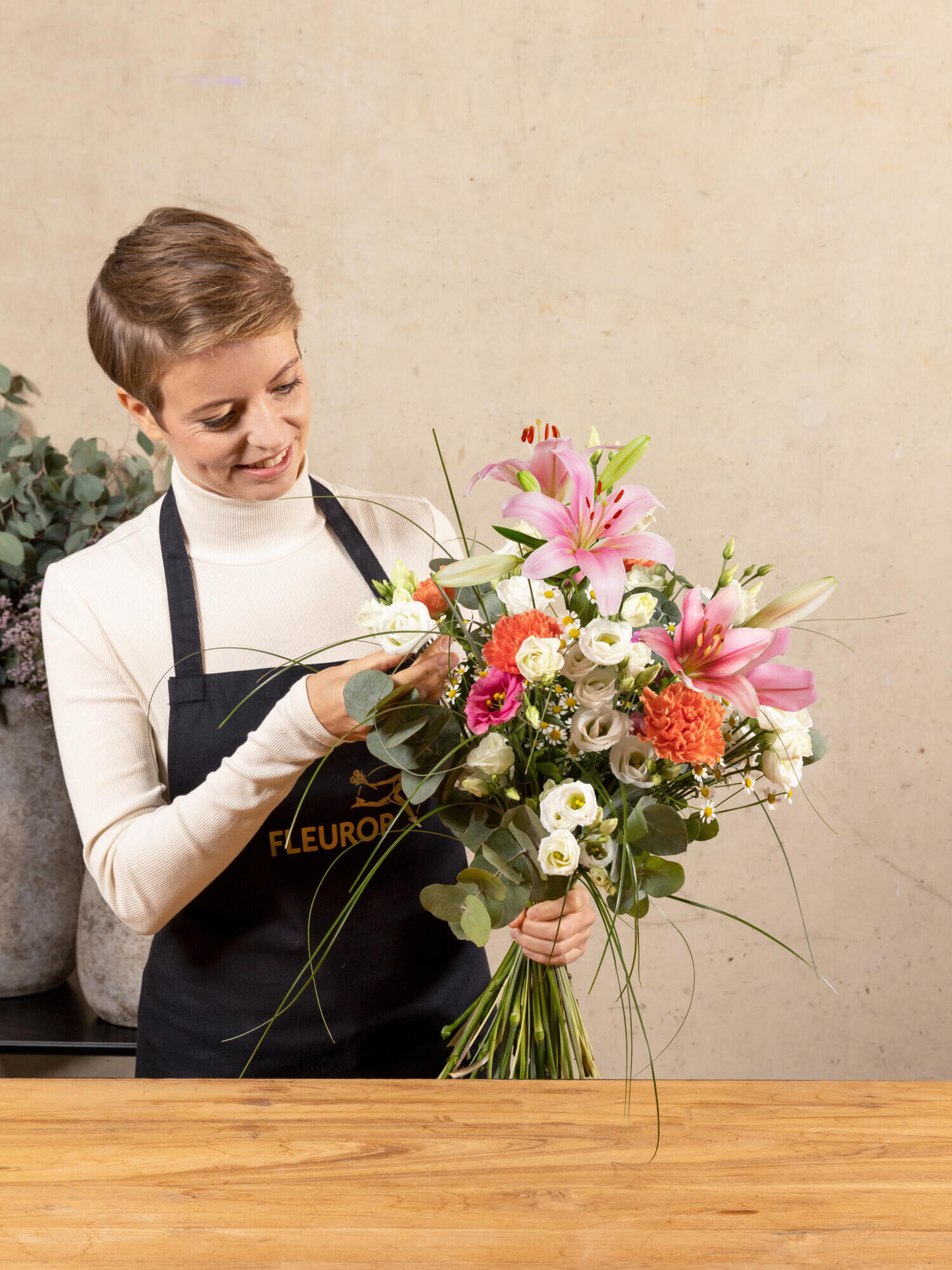 Frühlingsgefühle  - Hauptblüte: Eustoma, Lilien, Nelken - Hauptfarbe: Apricot, Rosa, Weiß