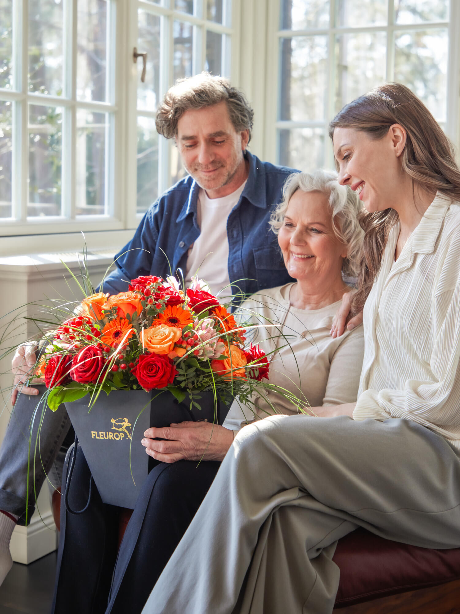 Herzliche Grüße zum Muttertag - Hauptblüte: Alstromerien, Germini, Rosen - Hauptfarbe: Bunt, Orange, Pink