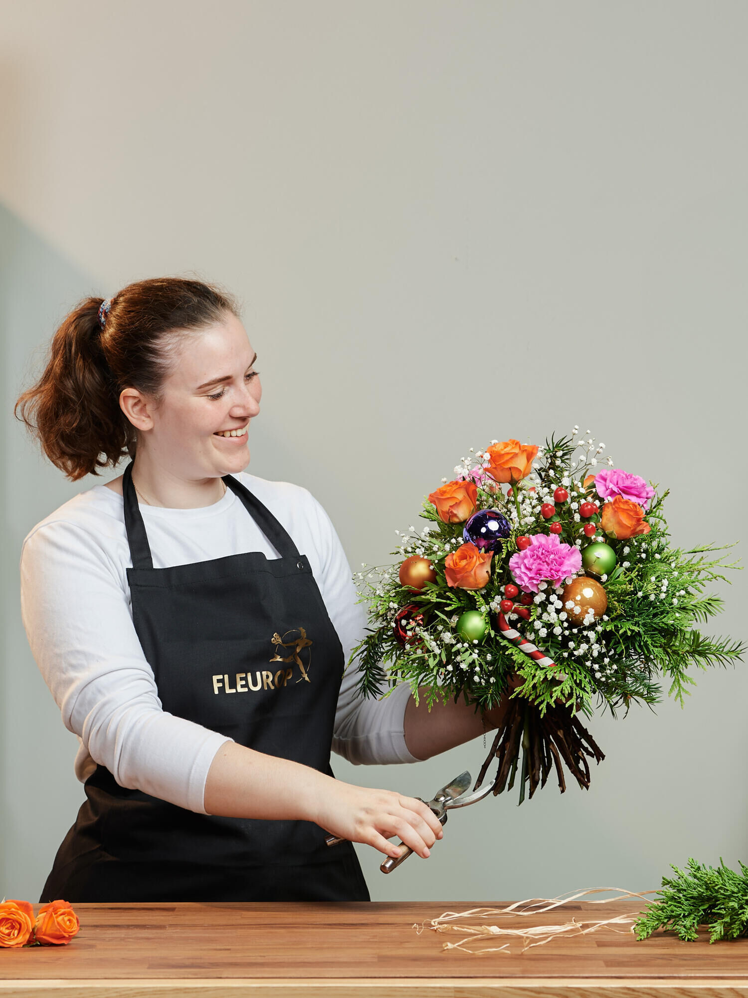 Weihnachtstanz - Hauptblüte: Alstromerien, Nelken, Rosen - Hauptfarbe: Bunt