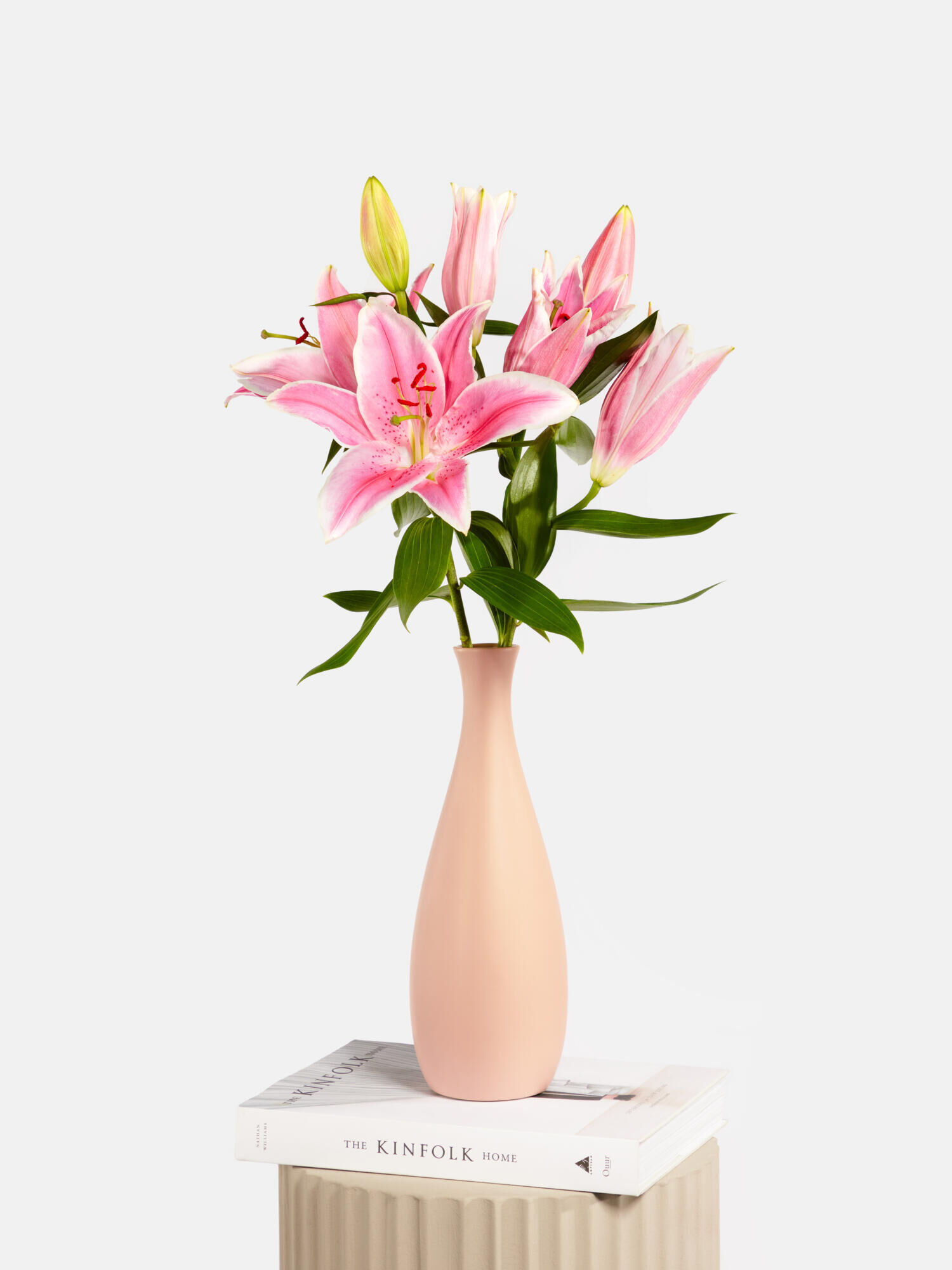 Lilies in Peachy Cream mit Vase - Hauptblüte: Lilien - Hauptfarbe: Apricot, Rosa