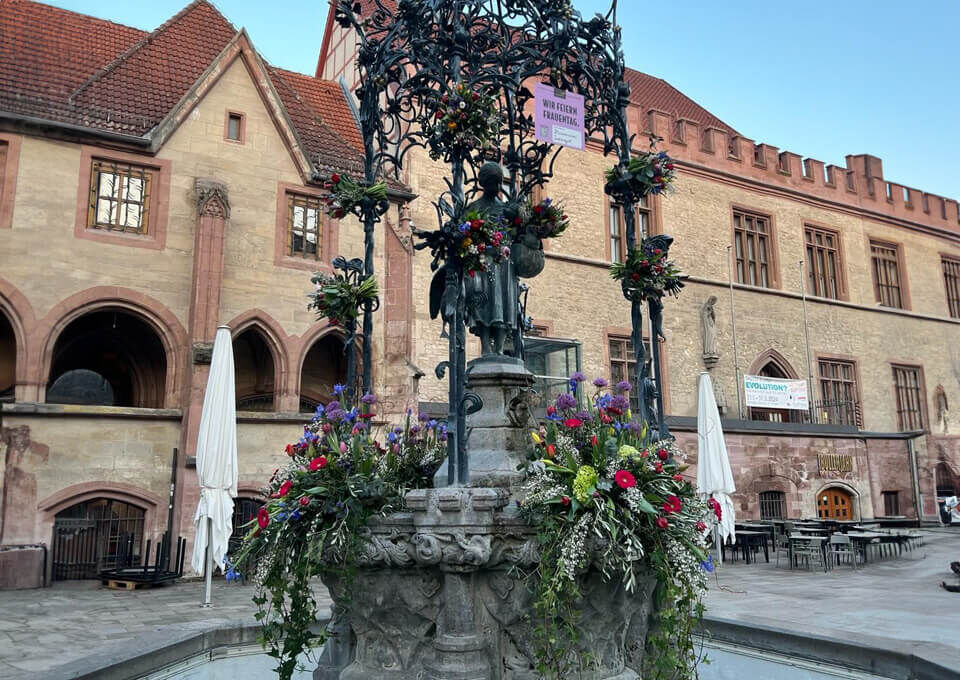Gänseliesel Göttingen mit Blumen geschmückt