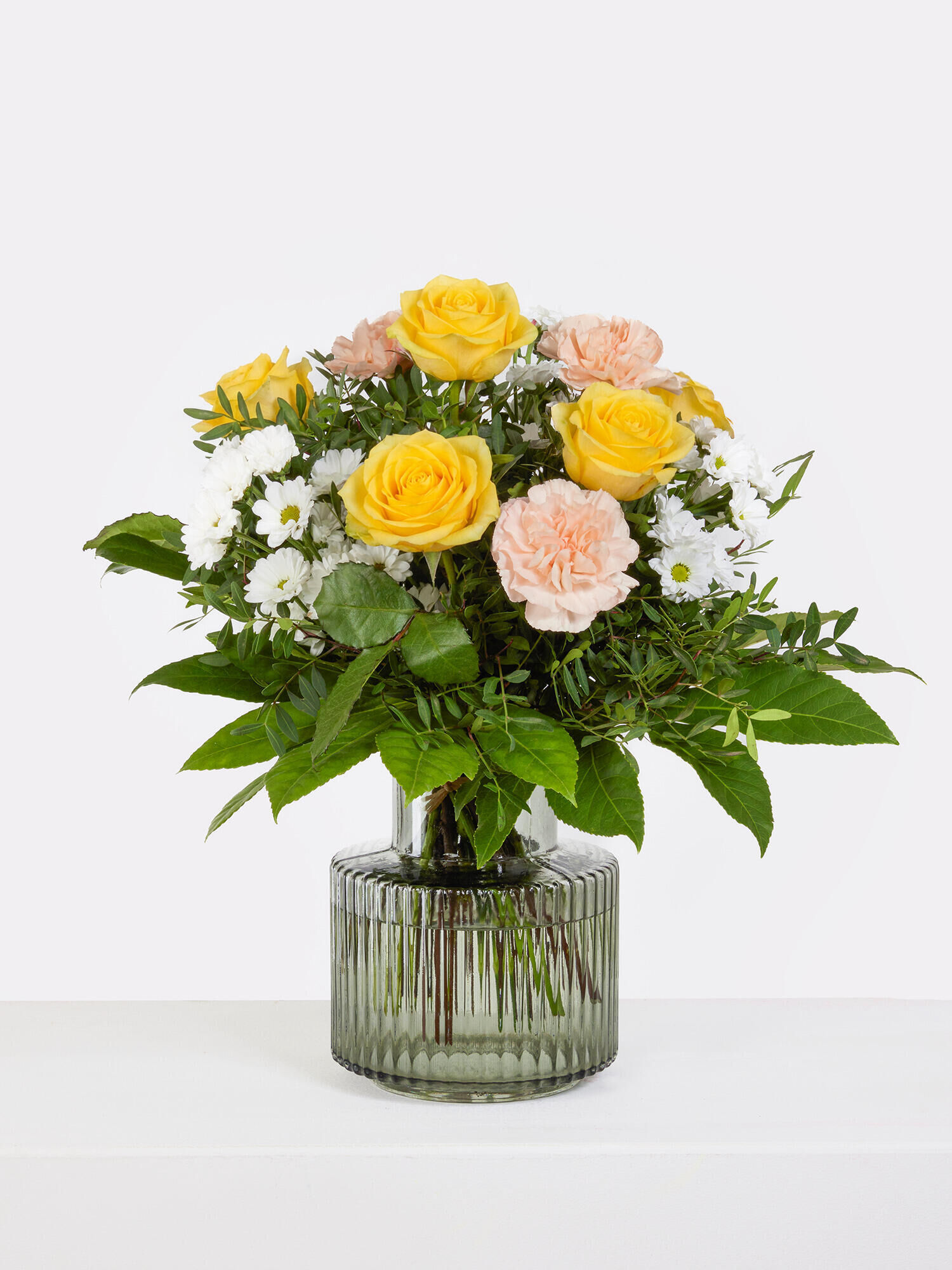 Strauß der Woche - Hauptblüte: Nelken, Rosen - Hauptfarbe: Apricot, Gelb