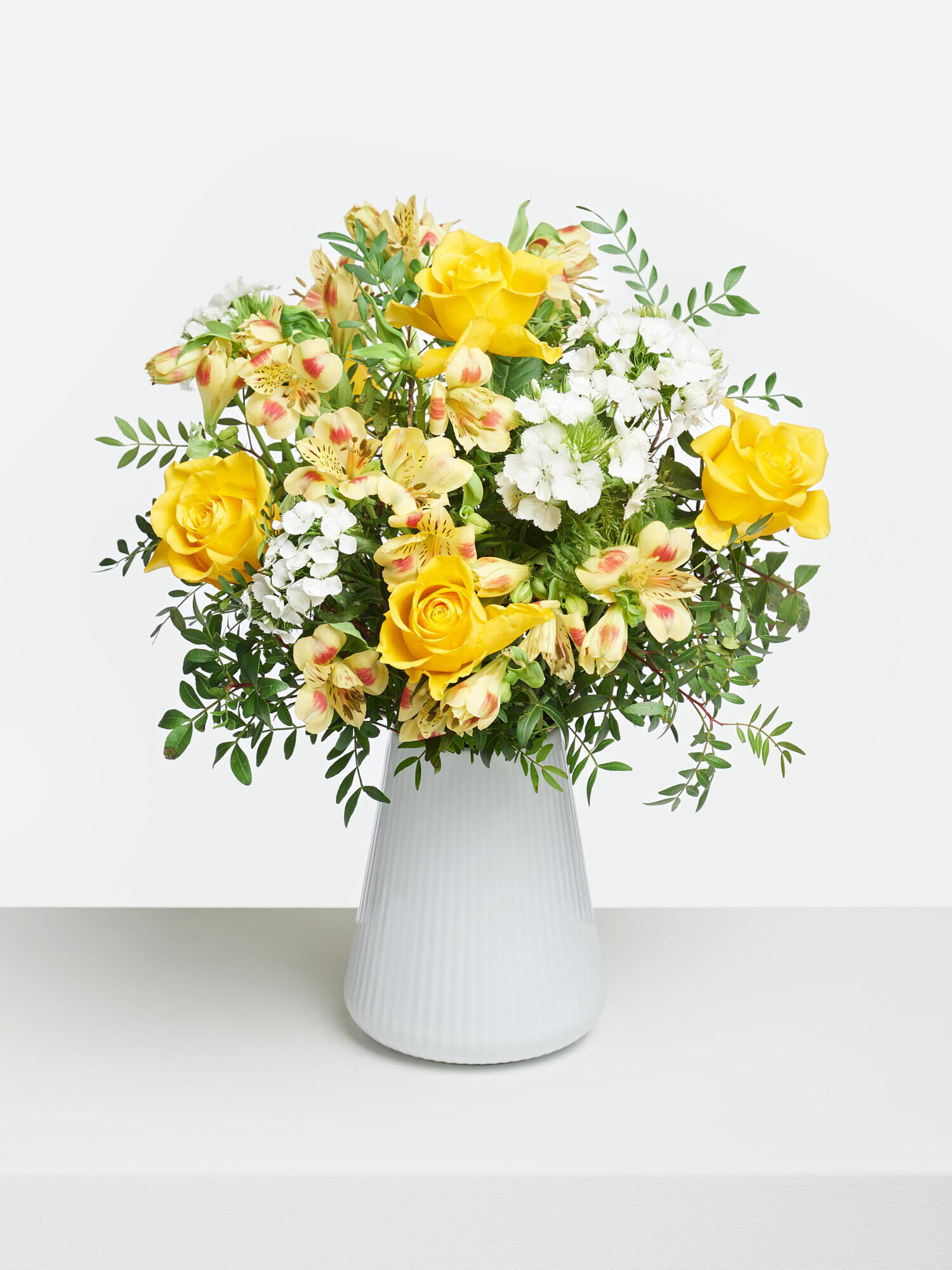 Strauß der Woche - Hauptblüte: Alstromerien, Rosen - Hauptfarbe: Gelb, Weiß