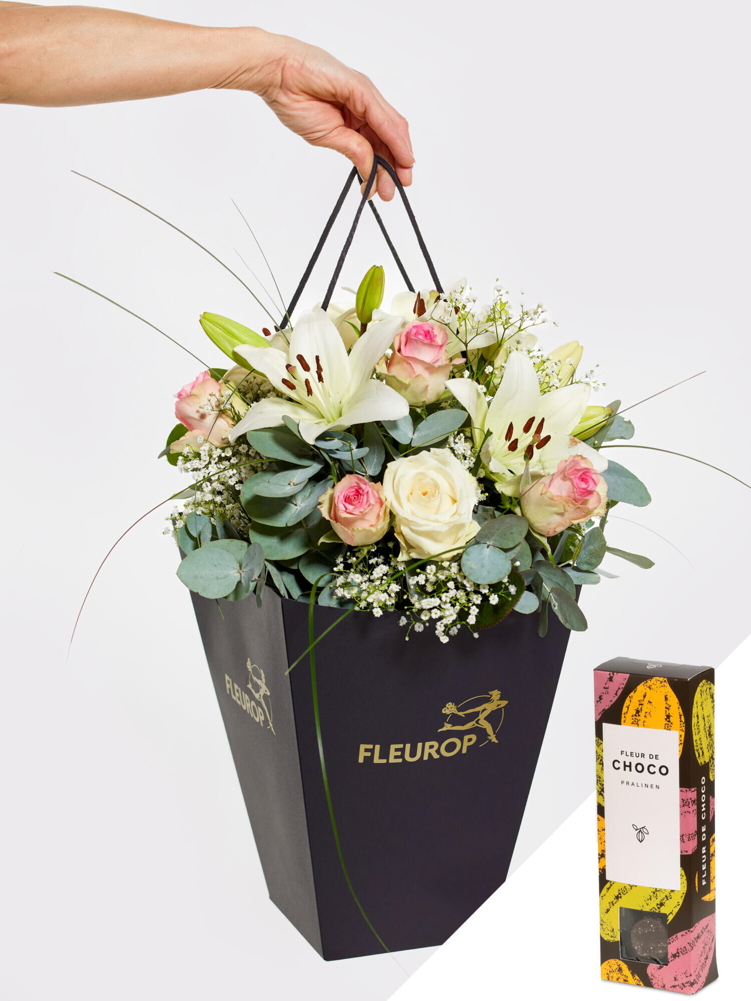 Zarte Blütenträumerei mit Fleur de Choco - Hauptblüte: Lilien, Rosen - Hauptfarbe: Rosa, Weiß