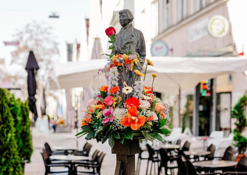 Marie Luise Fleißer Ingolstadt mit Blumen geschmückt