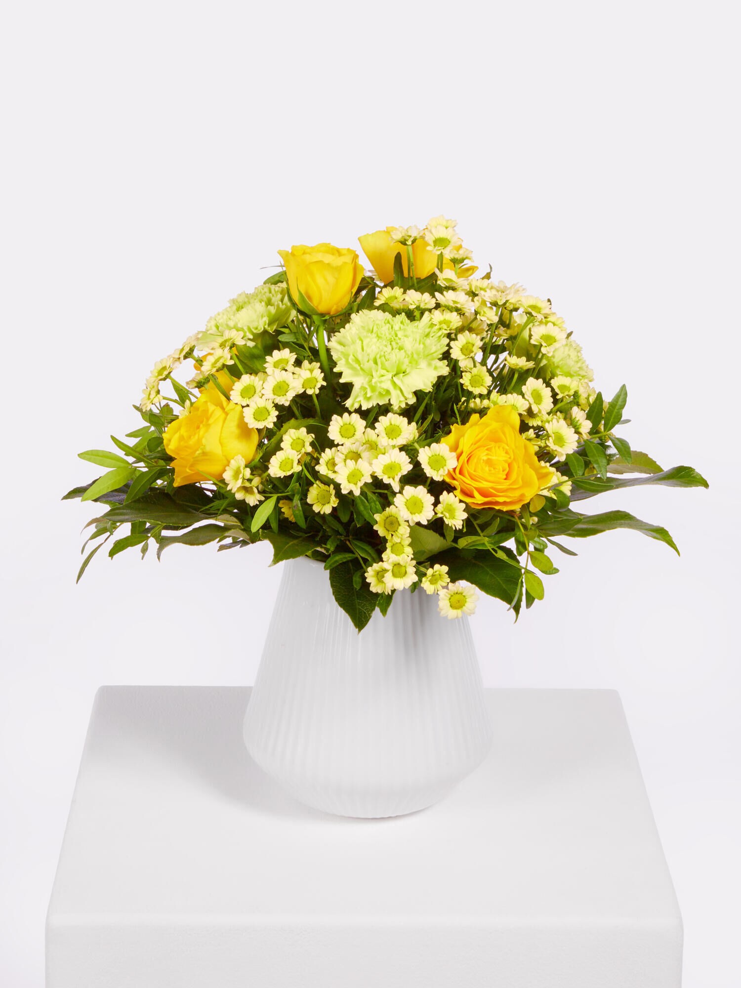 Strauß der Woche - Hauptblüte: Nelken, Rosen - Hauptfarbe: Gelb, Grün