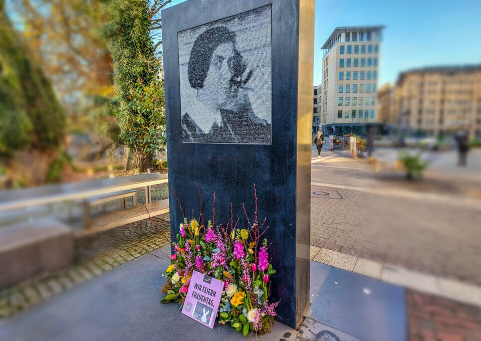 Lasker Schüler Wuppertal Denkmal mit Blumen geschmückt
