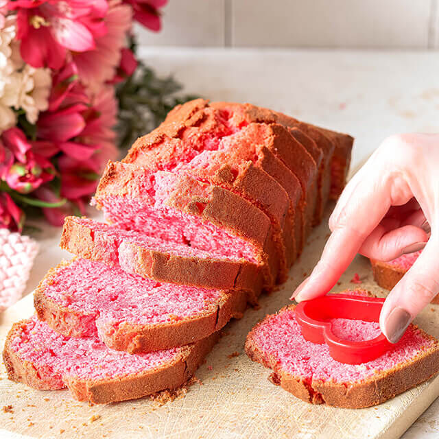 Herzkuchen Step 3 Mit einem Herzausstecher wird aus pinken Kuchenscheiben eine Herzform ausgestochen.