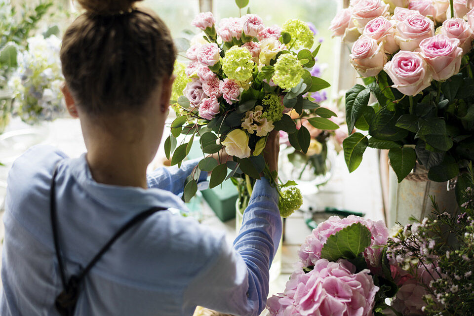 Florist mit Blumenstrauß