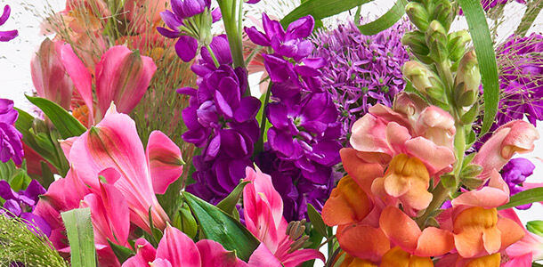 Frühsommerstrauß in Violett-Rosa-Pink-Orange mit Levkojen, Inkalilien, Panicum und Löwenmäulchen