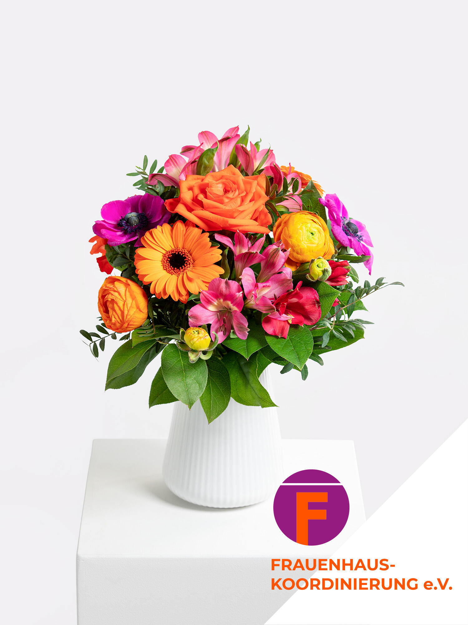She:Charity - Hauptblüte: Alstromerien, Germini, Ranunkeln, Rosen - Hauptfarbe: Orange, Pink