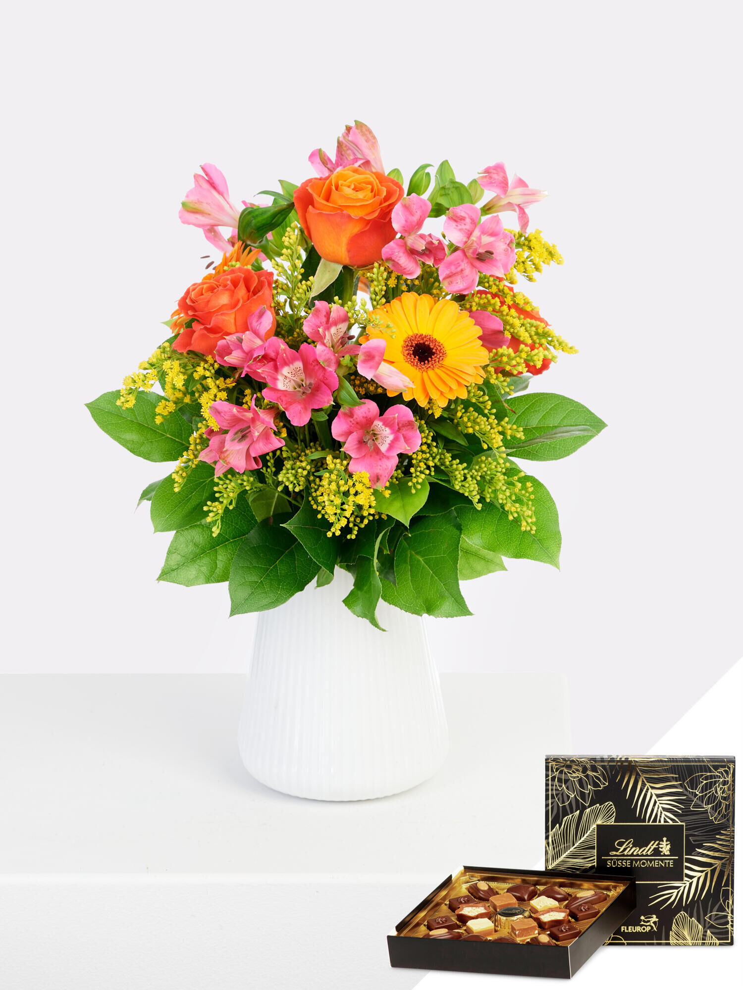 Sonnige Geburtstagsgrüße mit Lindt-Pralinen - Hauptblüte: Alstromerien, Germini, Rosen - Hauptfarbe: Gelb, Orange, Pink