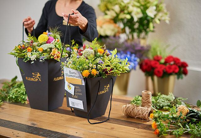 Floristen mit Blumensträußen in Flower-Bags