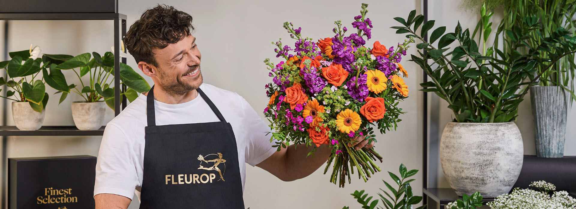 Florist mit buntem Früshommerstrauß