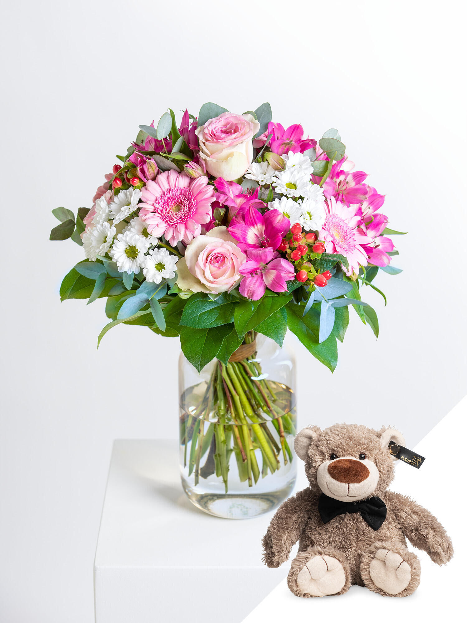 Herzenszauber mit Teddy - Hauptblüte: Alstromerien, Chrysanthemen, Germini, Rosen - Hauptfarbe: Pink, Rosa