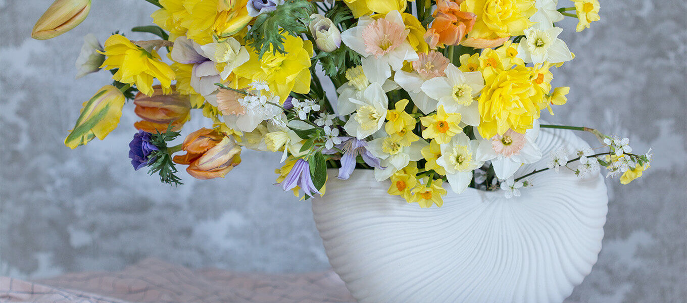 Narzissen Frühlingsbouquet in edler Vase