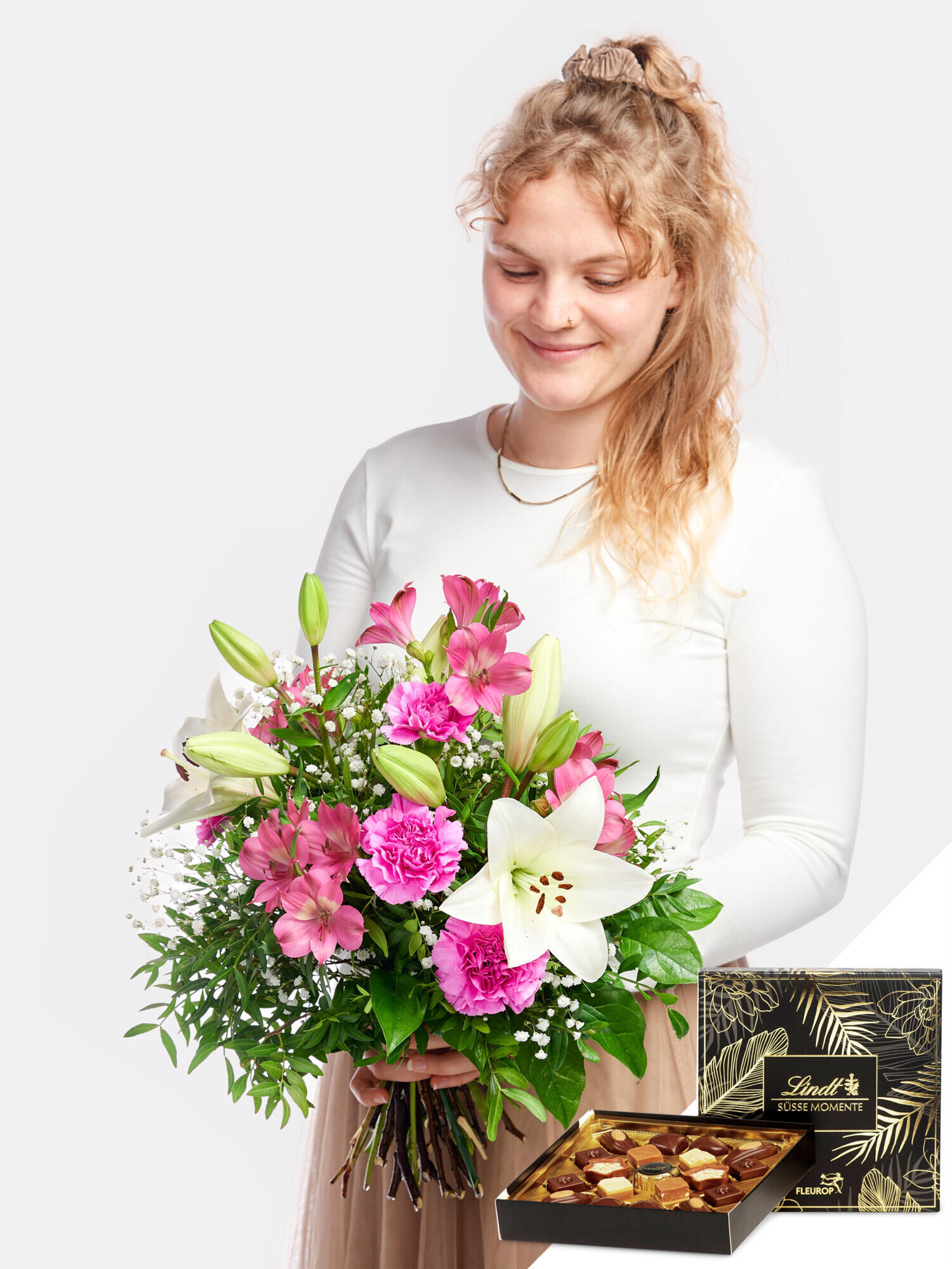 Fröhlich und aufgeweckt mit Lindt-Pralinen - Hauptblüte: Alstromerien, Lilien, Nelken - Hauptfarbe: Pink, Rosa, Weiß