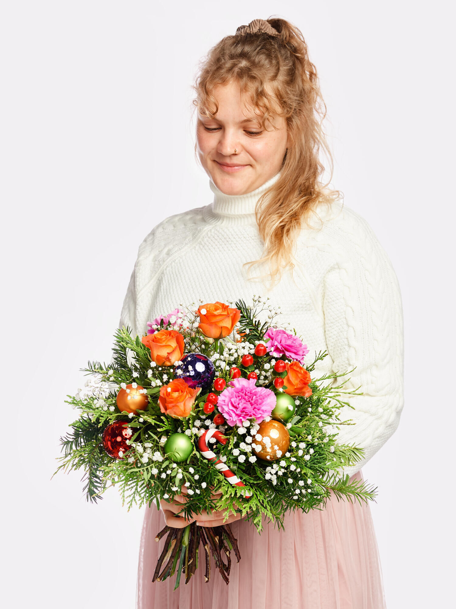 Weihnachtstanz - Hauptblüte: Alstromerien, Nelken, Rosen - Hauptfarbe: Bunt