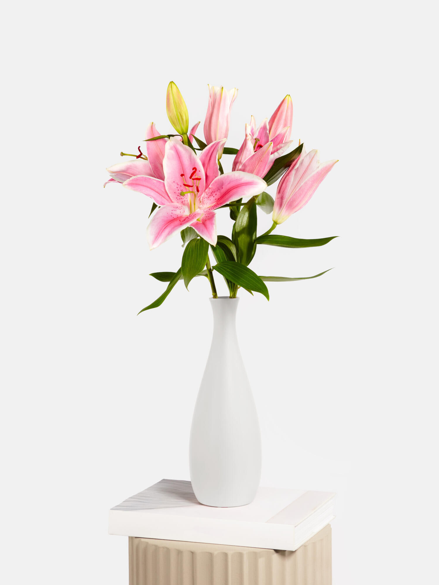 Lilies in Cream mit Vase - Hauptblüte: Lilien - Hauptfarbe: Rosa, Weiß