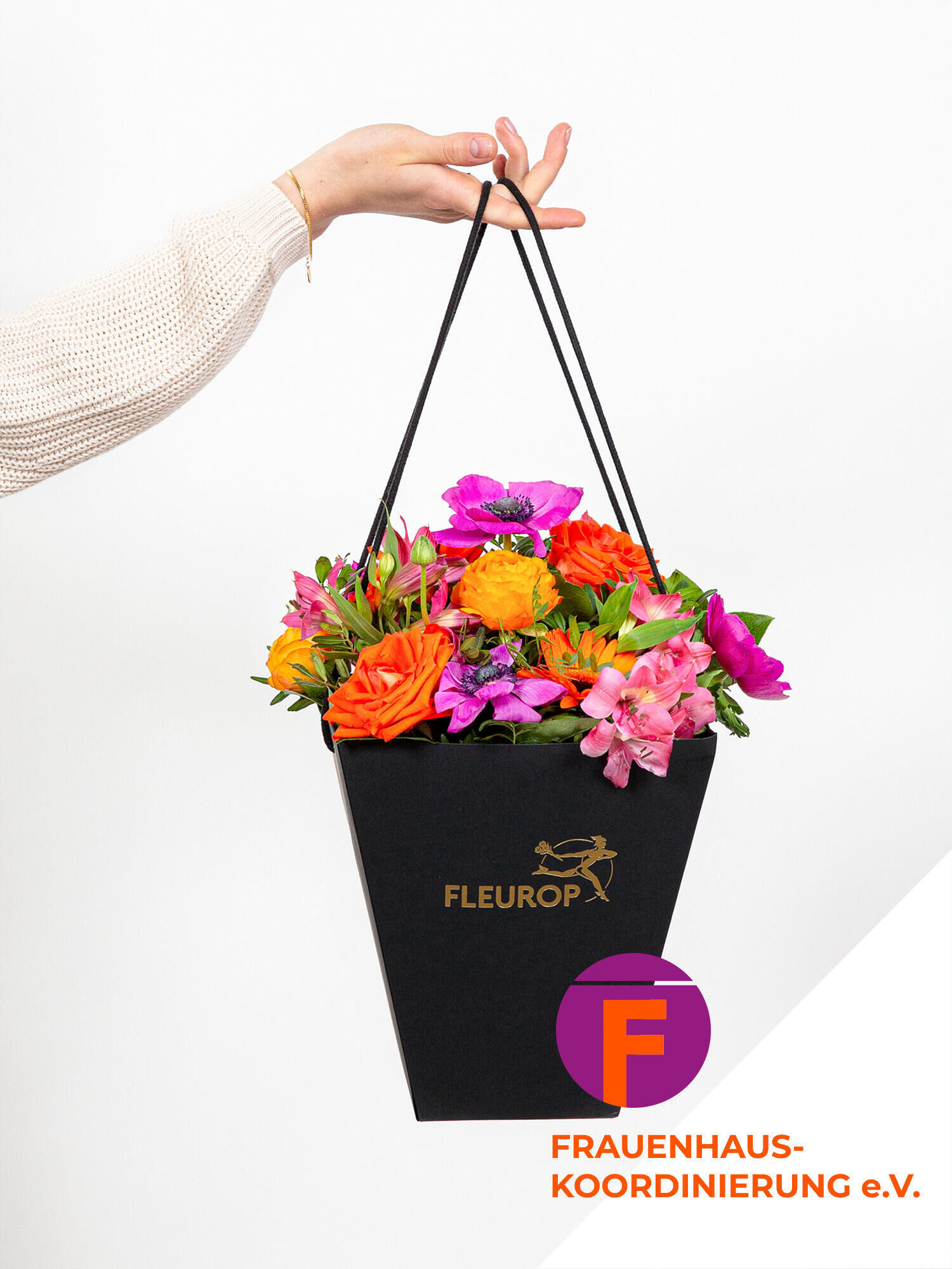 She:Charity - Hauptblüte: Alstromerien, Germini, Ranunkeln, Rosen - Hauptfarbe: Orange, Pink