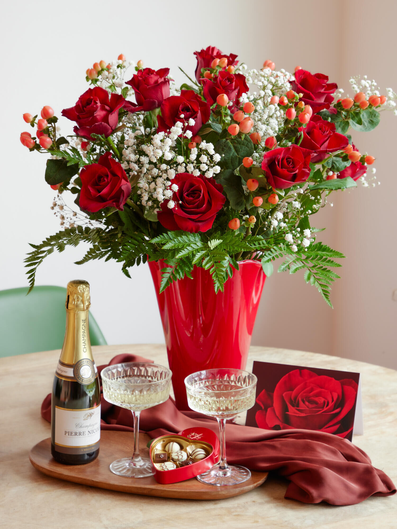 Romance Offensive - Main Colors: RED, WHITE - Main Flowers: ROSES