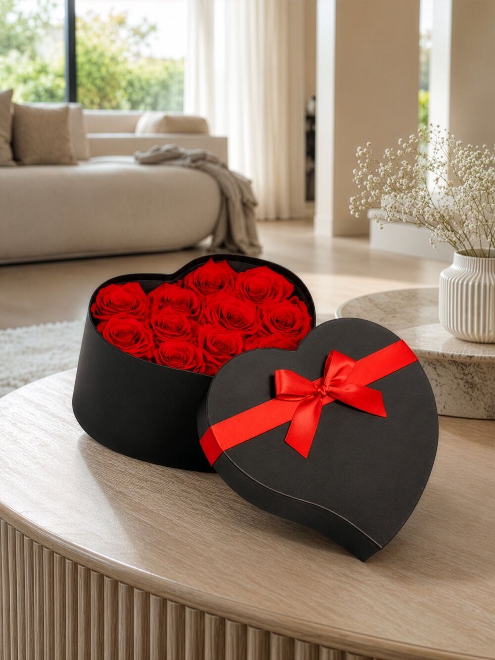 Herzbox mit roten konservierten Rosen