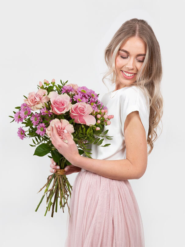 Rosa Blumenstrauß als freundschaftliche Geste und Zeichen der Wertschätzung