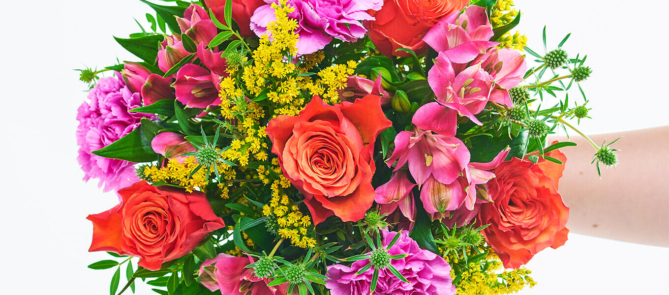 Detailaufnahme eines bunten Blumenstraußes mit Rosen und pinken Blüten zum 40. Geburtstag