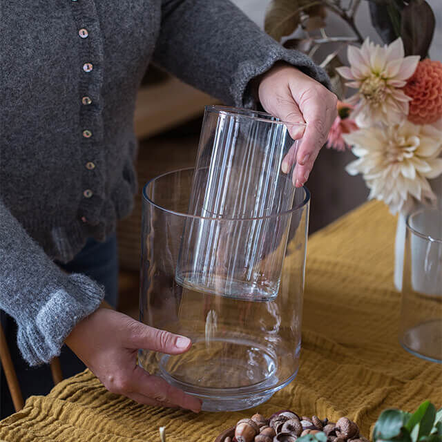 Vase-in-Vase-Technik für herbstliche Tischdeko