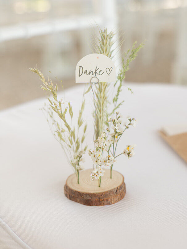 Kleines Ikebana mit Trockenblumen und einem "Danke" Schild