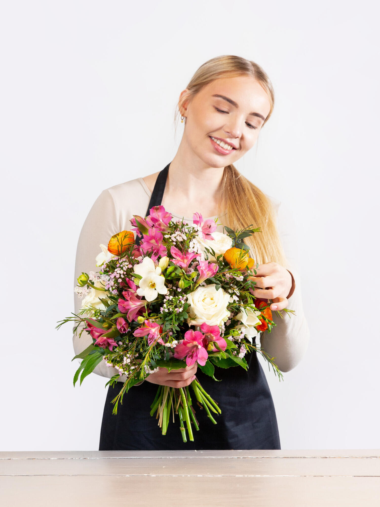 Mein Sonnenschein - Hauptblüte: Alstromerien, Freesien, Ranunkeln, Rosen - Hauptfarbe: Orange, Rosa, Weiß
