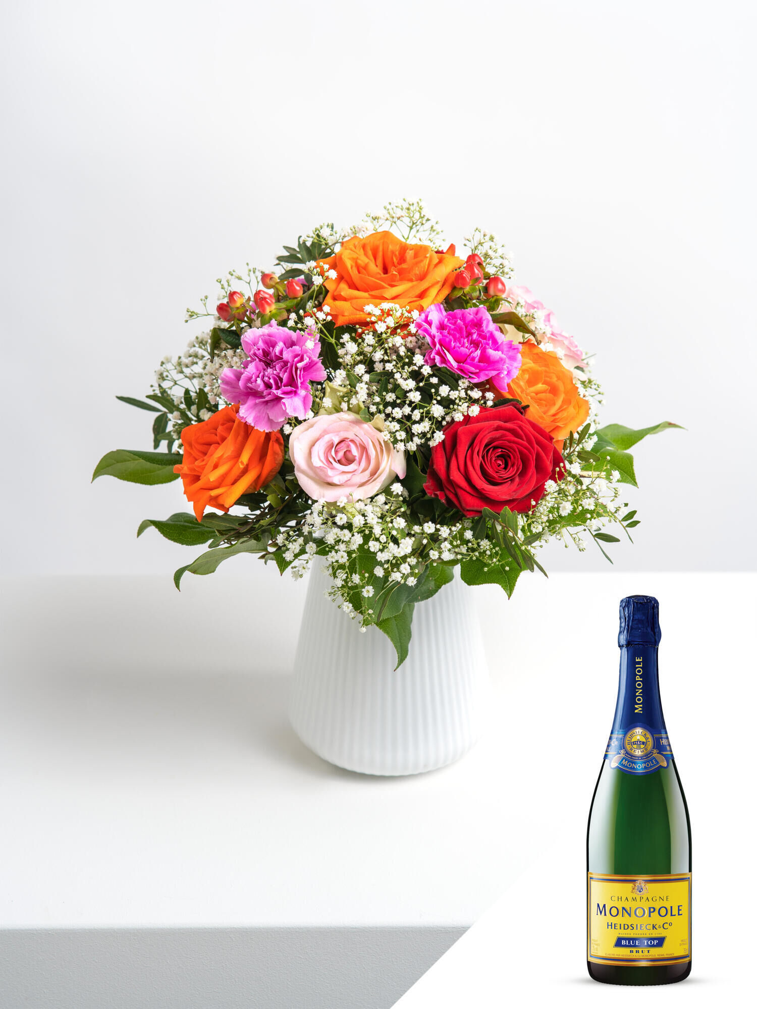 Spritzige Glückwünsche mit Champagner - Hauptblüte: Nelken, Rosen - Hauptfarbe: Orange, Pink, Rosa, Rot