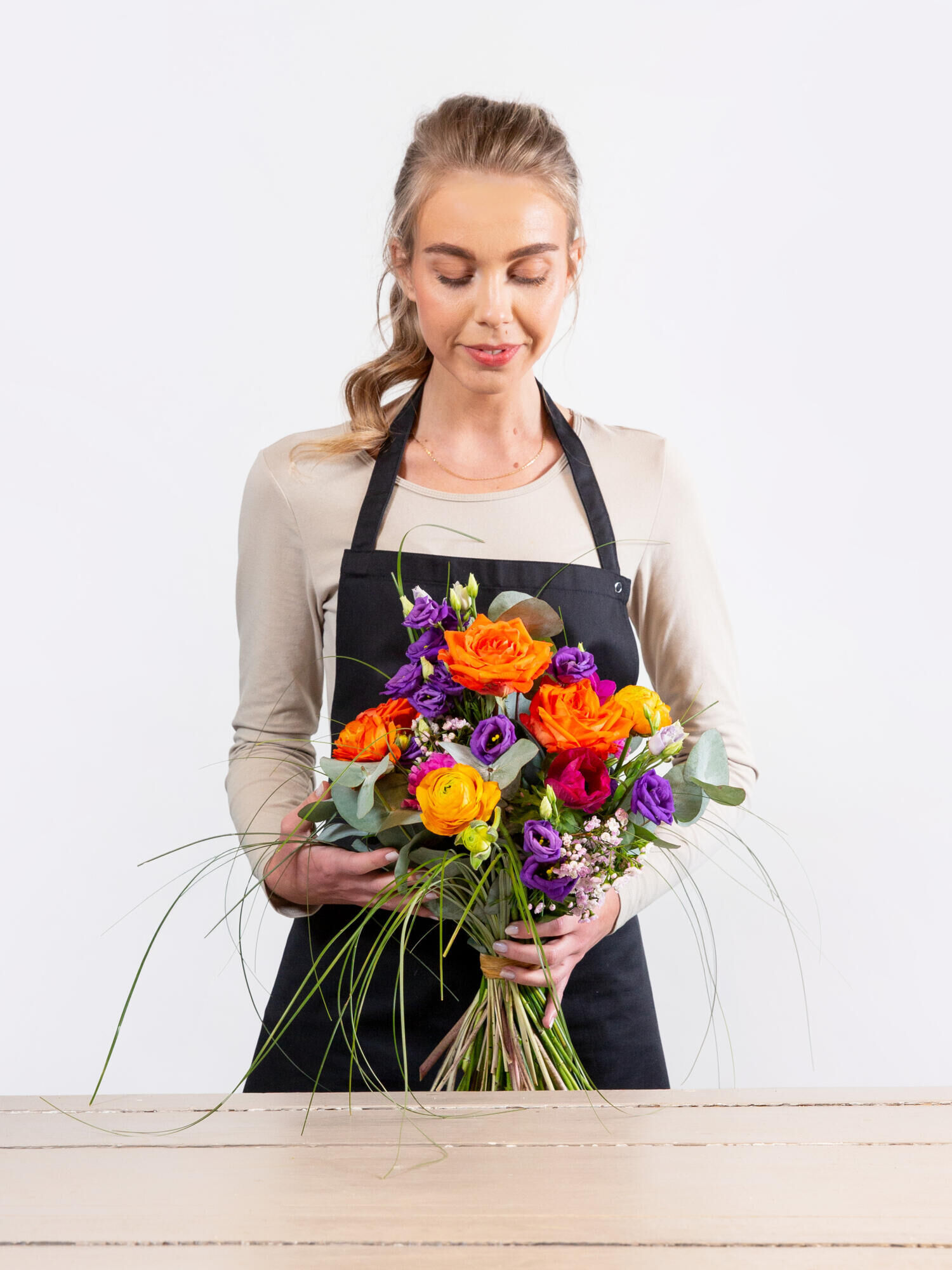 Freudige Umarmung - Hauptblüte: Eustoma, Nelken, Ranunkeln, Rosen - Hauptfarbe: Orange, Pink, Violett