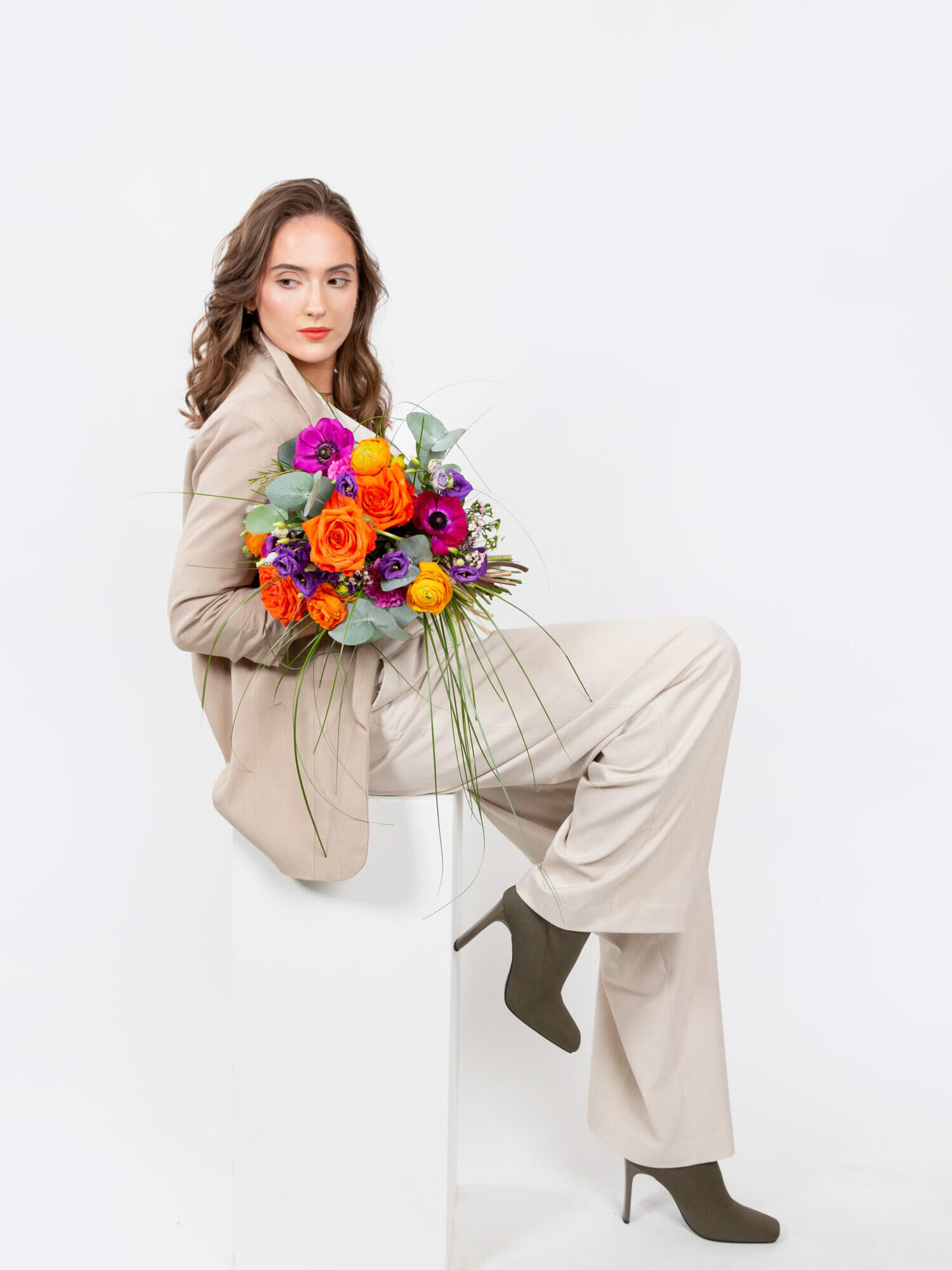 Freudige Umarmung - Hauptblüte: Eustoma, Nelken, Ranunkeln, Rosen - Hauptfarbe: Orange, Pink, Violett