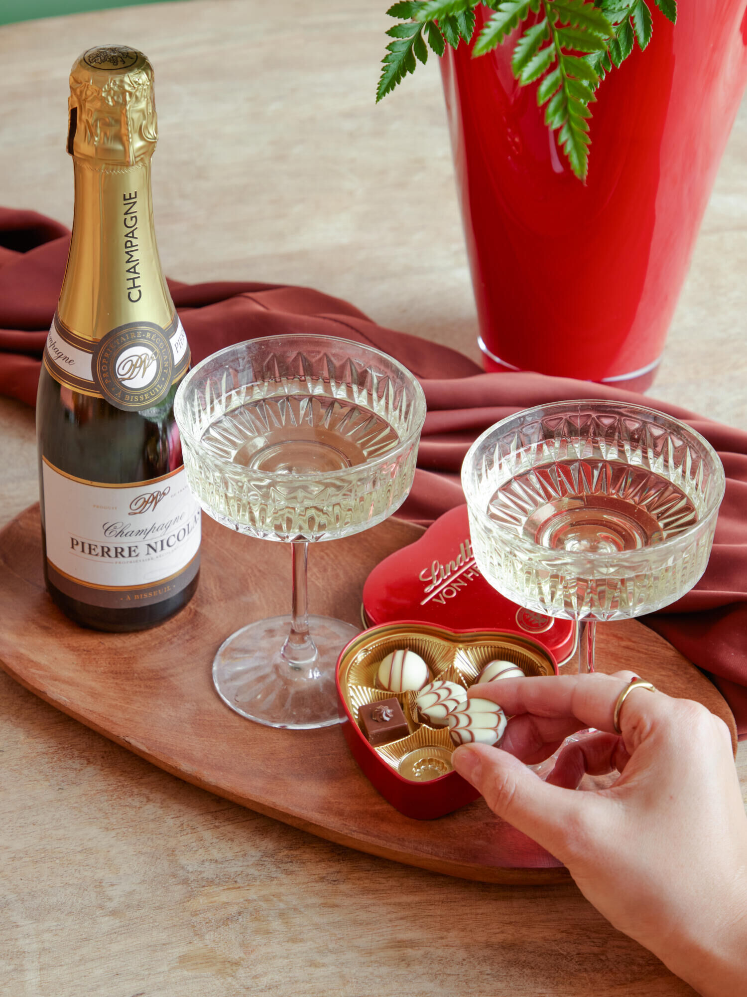 Romance Offensive - Main Colors: RED, WHITE - Main Flowers: ROSES