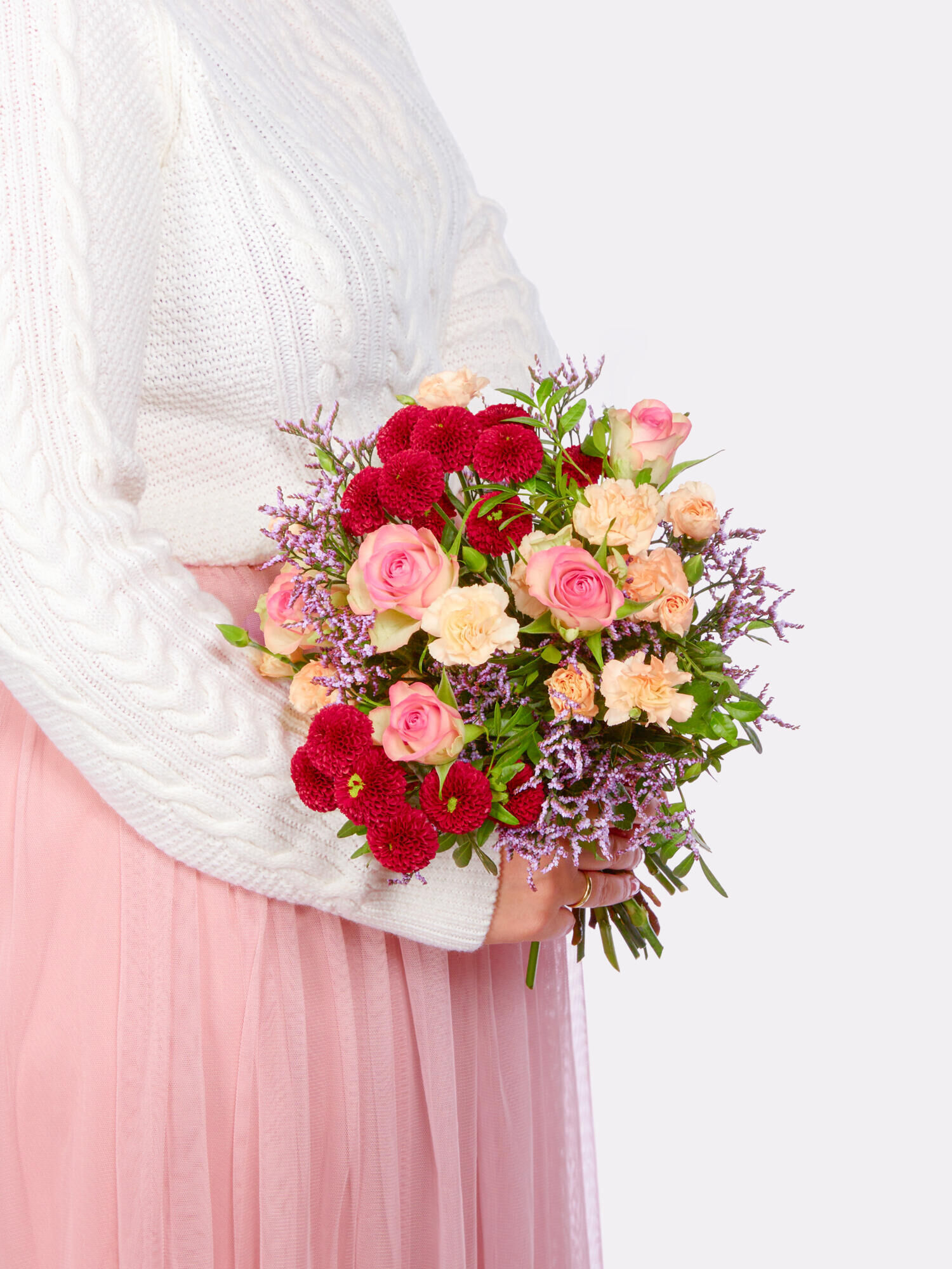 Strauß der Woche - Hauptblüte: Nelken, Rosen - Hauptfarbe: Apricot, Rosa, Rot