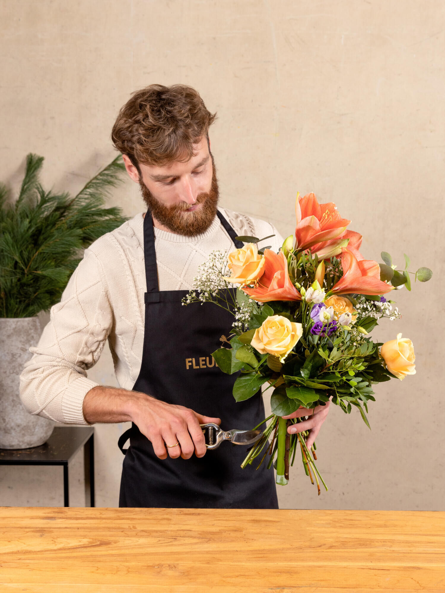 Besinnlichkeit - Hauptblüte: Amaryllis, Eustoma, Rosen - Hauptfarbe: Apricot, Violett