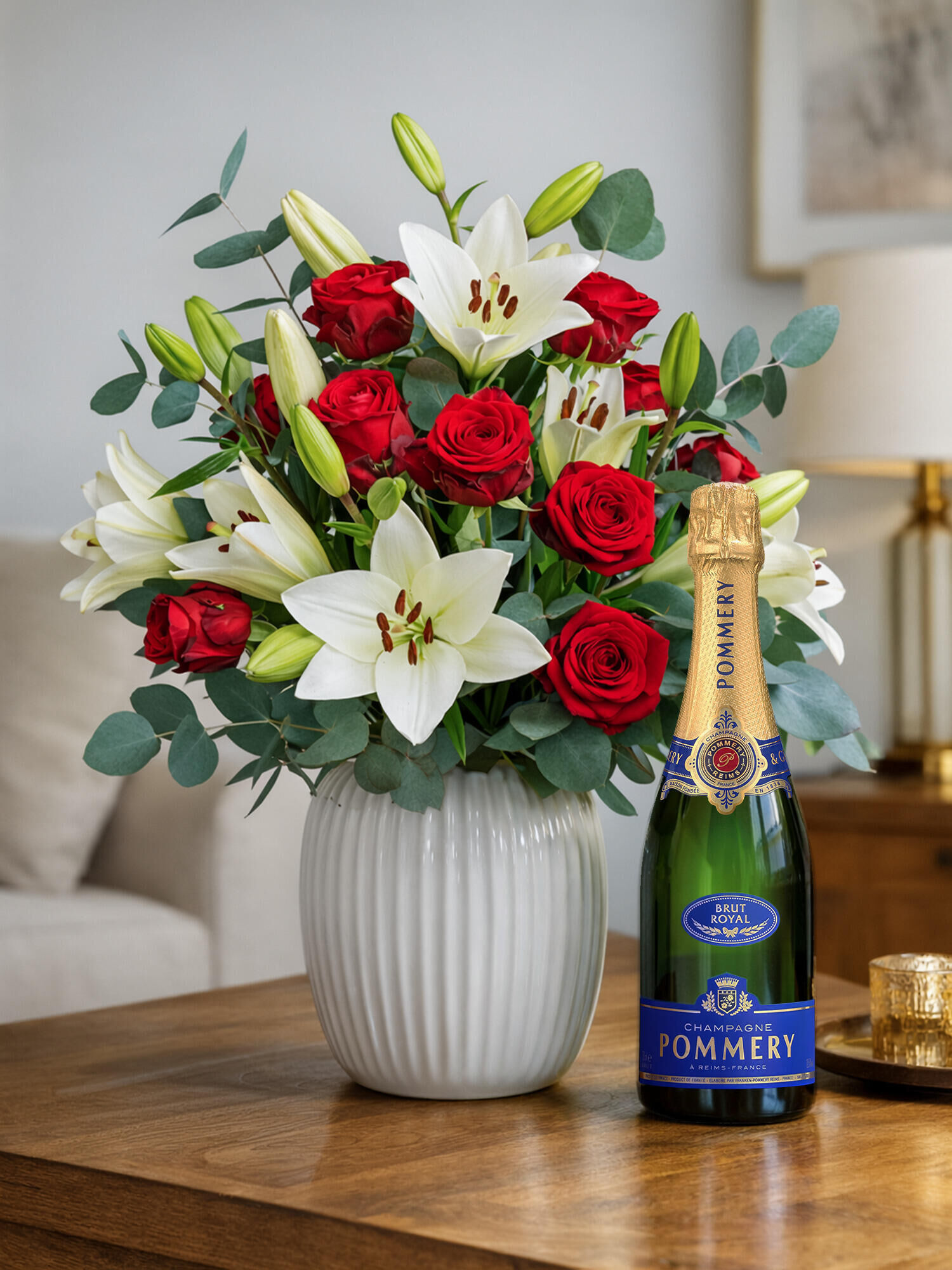 Für erlesene Momente mit Champagner - Hauptblüte: Lilien, Rosen - Hauptfarbe: Rot, Weiß