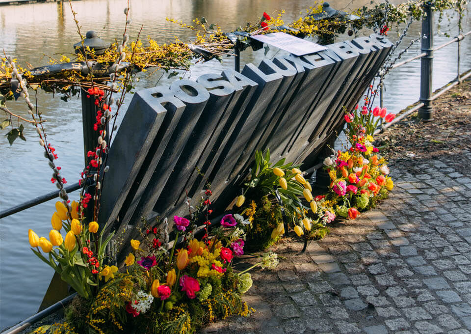 Rosa Luxemburg Denkmal Berlin mit Blumen geschmückt