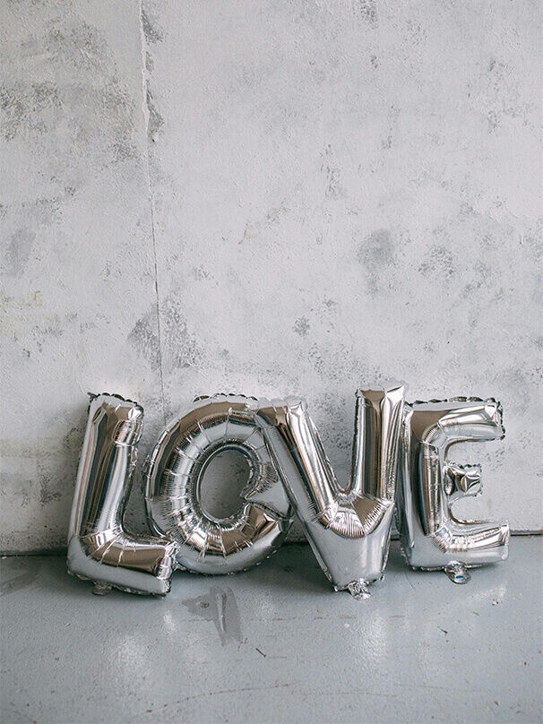 Love Schriftzug aus silbernen Ballons als Symbol für 25 Jahre Ehe und Silberhochzeit