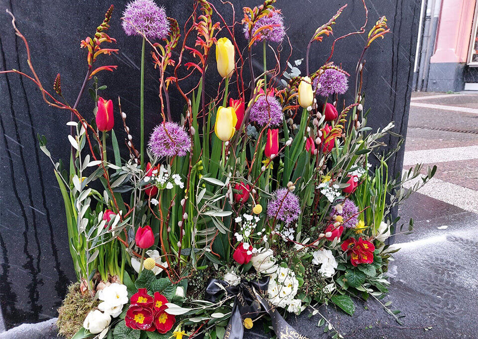 Lasker-Schüler Denkmal Wuppertal mit Blumen geschmückt
