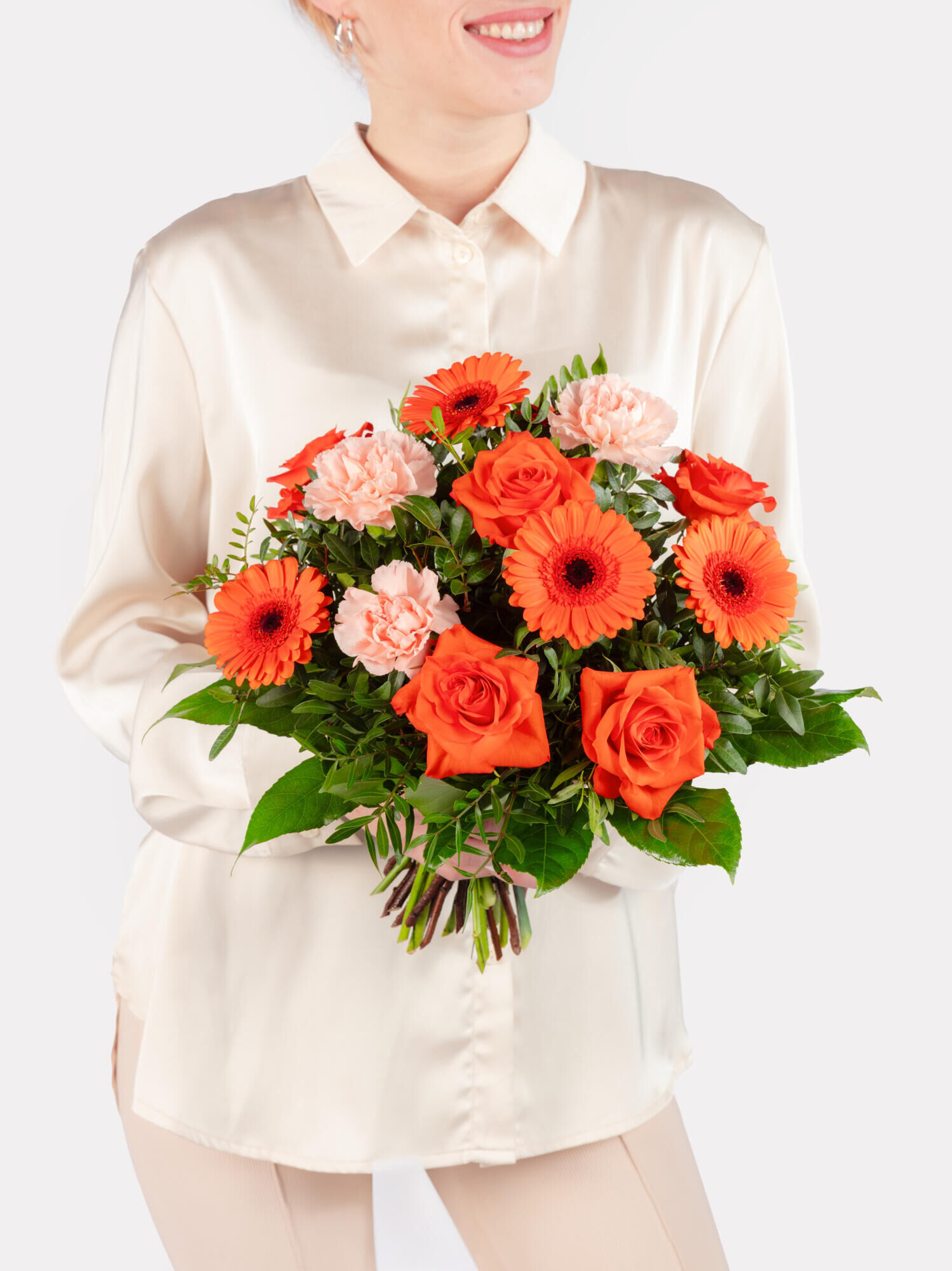 Strauß der Woche - Hauptblüte: Germini, Nelken, Rosen - Hauptfarbe: Apricot, Orange