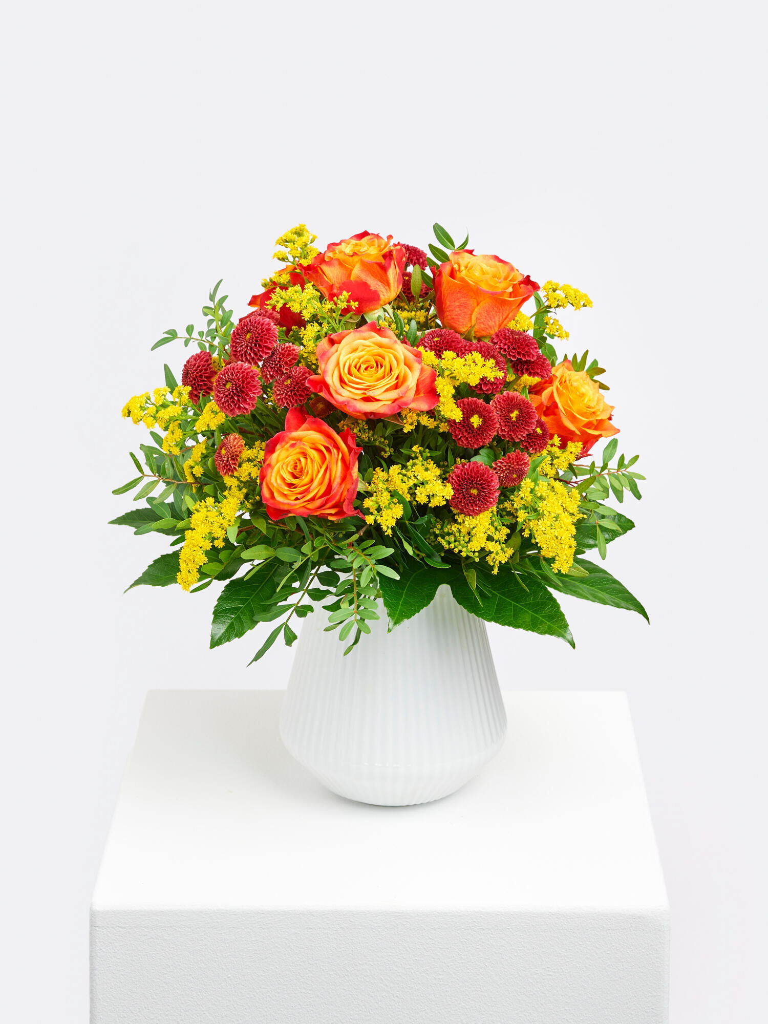 Strauß der Woche - Hauptblüte: Chrysanthemen, Rosen - Hauptfarbe: Gelb, Orange, Rot