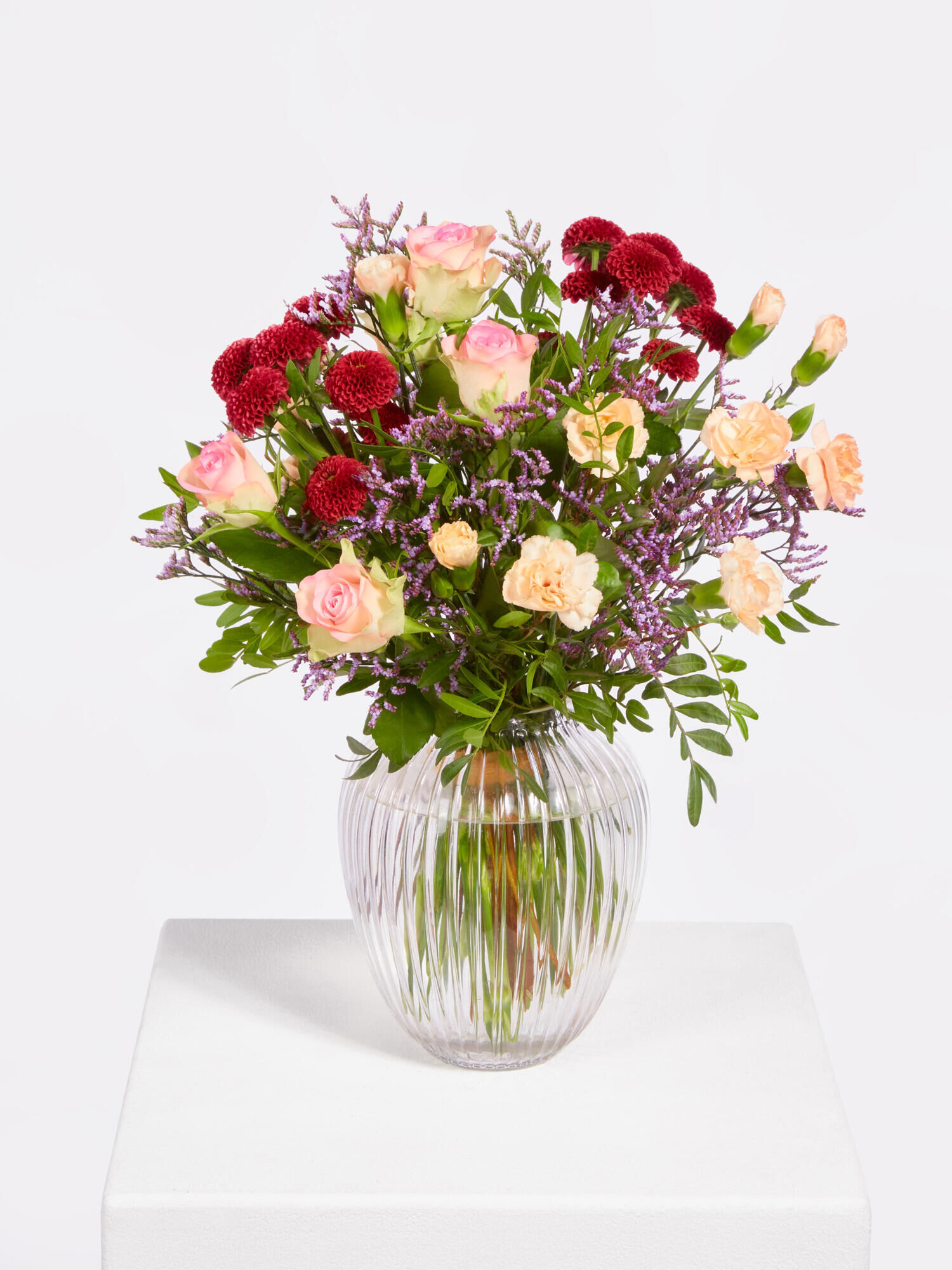 Strauß der Woche - Hauptblüte: Nelken, Rosen - Hauptfarbe: Apricot, Rosa, Rot