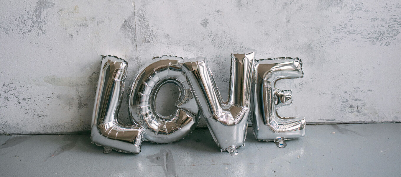 Silberne Ballons mit dem Schriftzug Love als Symbol für Glückwünsche zur Silberhochzeit