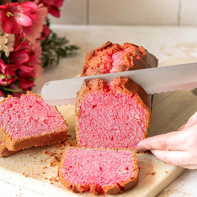 Herzkuchen Step 2 Gebackener pinker Rührkuchen wird in Scheiben geschnitten.