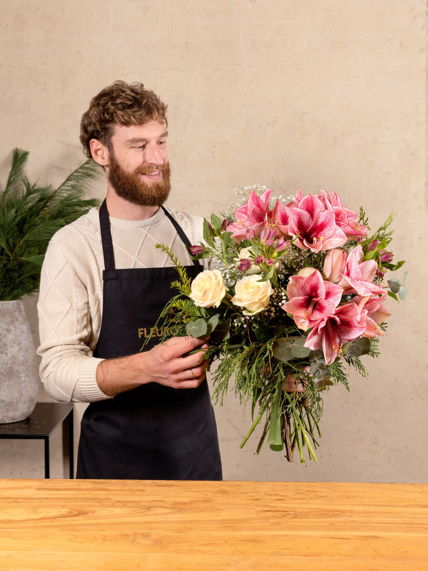 Christkind - Hauptblüte: Alstromerien, Amaryllis, Rosen - Hauptfarbe: Pink, Rosa, Weiß