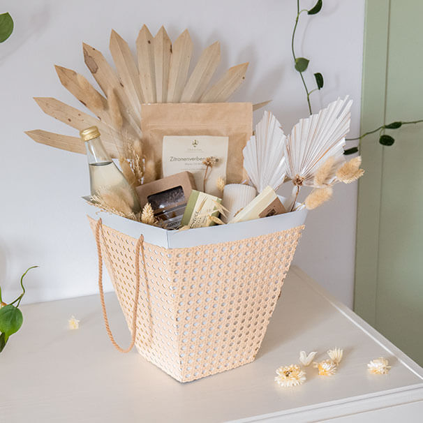 Upcycling-Idee einer Flower-Bag zur Geschenkbox mit Wiener Geflecht in zarten Naturtönen. Der Inhalt der Geschenkbox kann individuell gewählt werden.