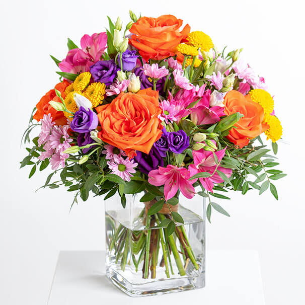 Farbenfroher Blumenstrauß in Vase als Geschenkidee zum 60. Geburtstag